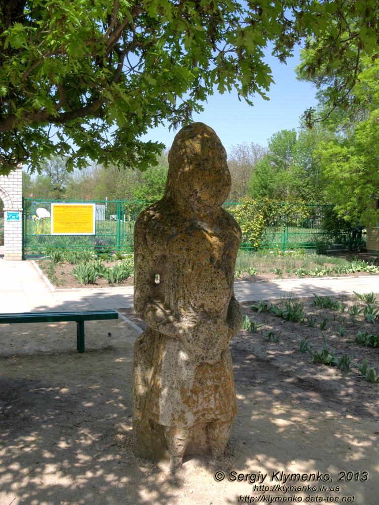 Херсонская область. Аскания-Нова. Фото. «Половецкая баба» перед главным входом в зоопарк.