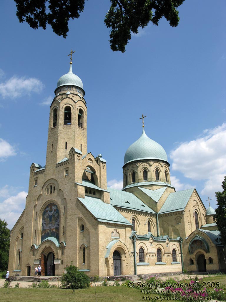 Село Пархомовка. Фото. Храм Покрова Пресвятой Богородицы. Вид от ворот.