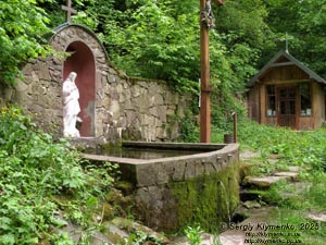 Подолье, Тернопольская область. Урочище Монастырок возле Бучача. Фото. Остатки древнего монастыря и источник на его дворе.