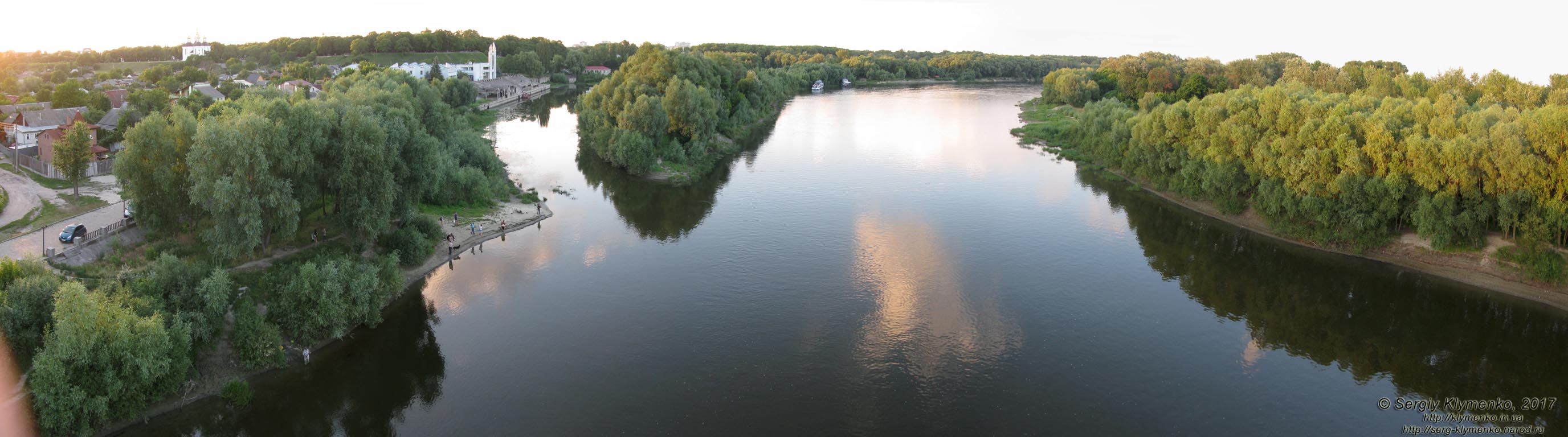 Чернигов. Фото. Вид на реку Десна ("против течения") с пешеходного моста. Панорама ~160°.