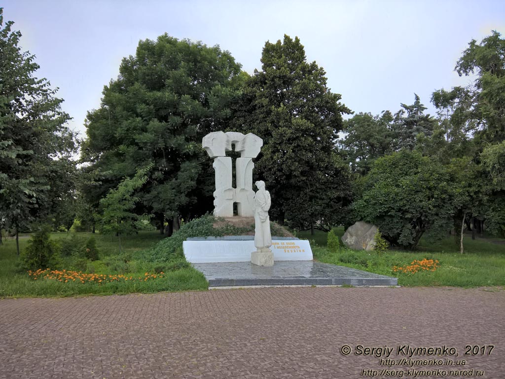 Чернигов. Фото. Памятник «Борцам за волю и независимость Украины» возле Екатерининской церкви.