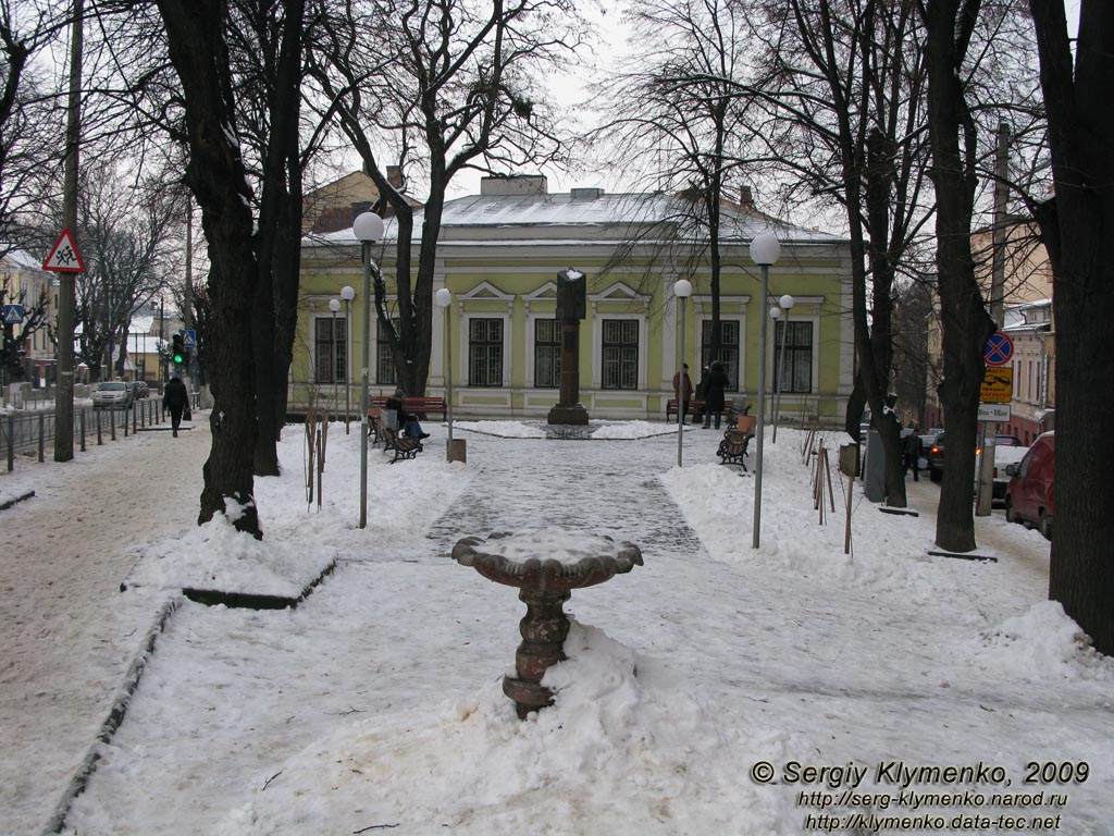 Черновцы. Памятник Летописцам Руси-Украины, Подвижникам украинского писательства</b>, на углу улиц Котляревского и Леси Украинки.