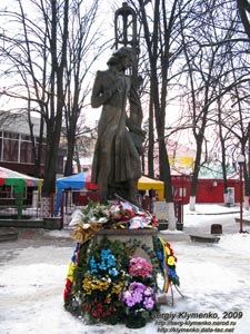 Черновцы. Памятник Михаю Эминеску (1850-1889).