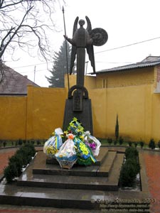 Черновцы. Памятник Героям Буковинского куреня (1918, 1941, 1944).