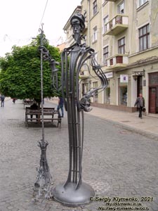 Черновцы. Фото. На улице Ольги Кобылянской. Арт-объект - кованый дворник с розами.
