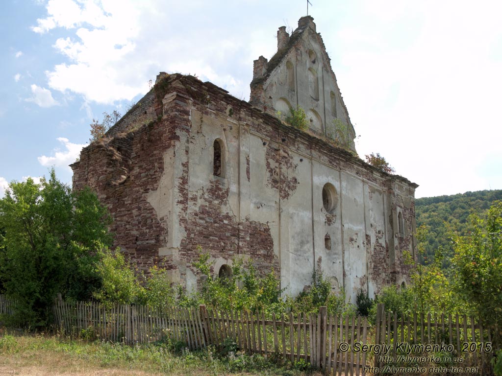 Тернопольская область, возле села Нырков. Фото. Костёл Вознесения Девы Марии, 1615 год (48°48'12"N, 25°35'41"E) возле Червоногородского замка.