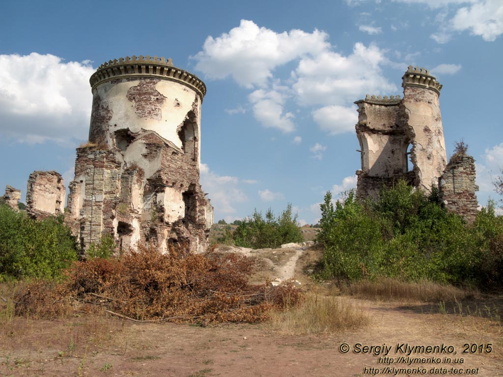 Тернопольская область, возле села Нырков. Фото. Башни Червоногородского замка (48°48'15"N, 25°35'48"E), вид с запада.