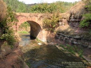 Тернопольская область, возле села Нырков. Фото. Чуть выше Джуринского (Червоногородского) водопада. Каменный арочный мост через речку Джурин.