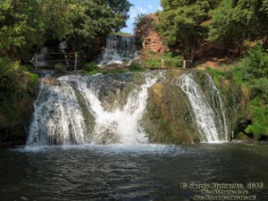 Тернопольская область, возле села Нырков. Фото. Джуринский (Червоногородский) водопад (48°48'18"N, 25°35'16"E), общий вид.