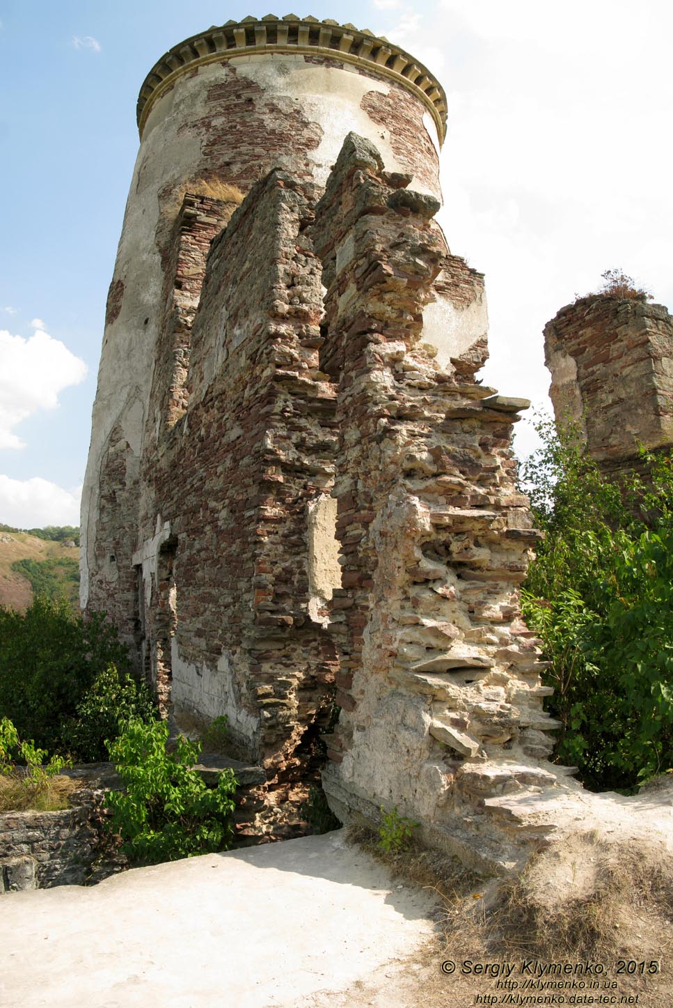 Тернопольская область, возле села Нырков. Фото. Червоногородский замок (48°48'15"N, 25°35'48"E), северная башня, вид с северо-запада.