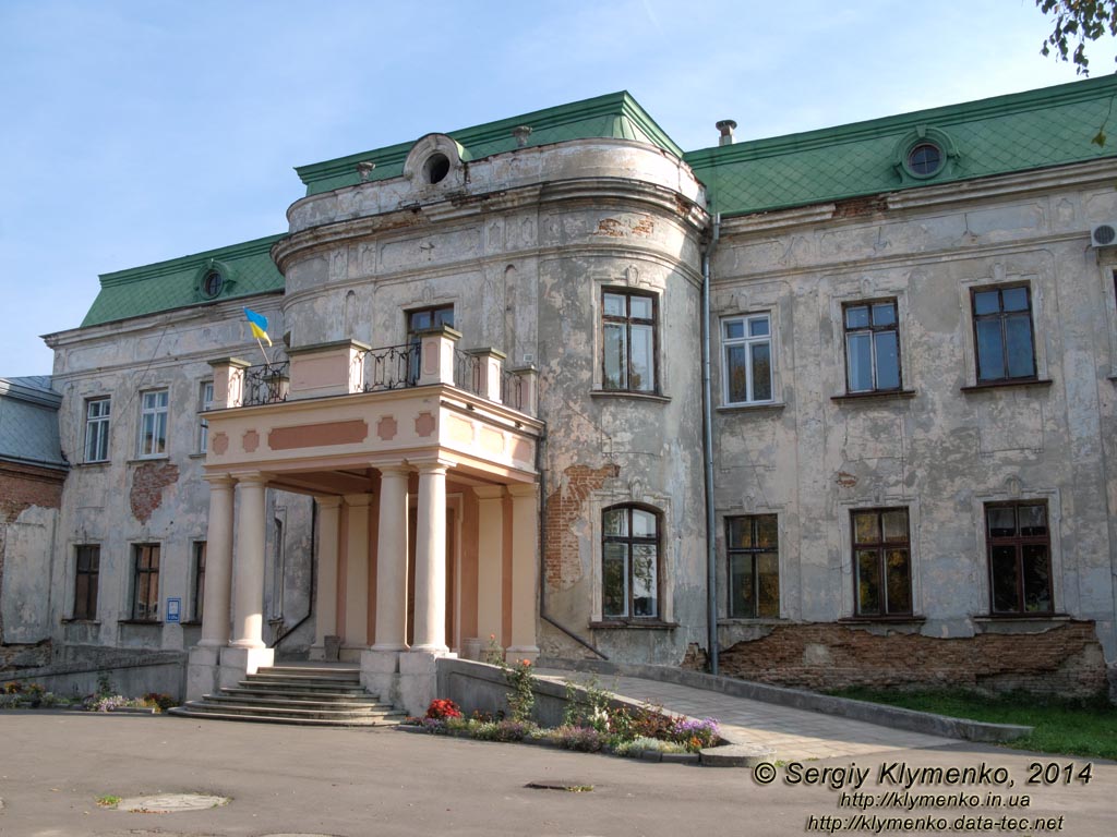 Львовская область, Червоноград. Фото. Бывший дворец Потоцких (1756-1762 годы). Главный (западный) фасад дворца.