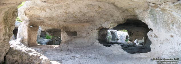 Крым. Эски-Кермен, пещерные помещения в восточных глыбах.