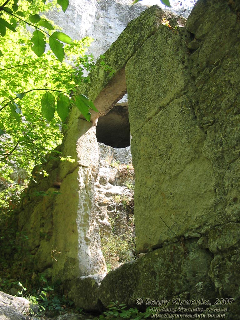 Крым. Мангуп-Кале. Балка Табана-дере (Балка Кожевников), Северный пещерный монастырь.