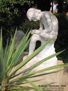 Крым. Никитский ботанический сад, скульптура «Мальчик, вынимающий занозу».