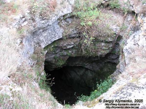 Пещера «Эмине-Баир-Хосар». Природный колодец, ведущий в пещеру.