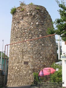 Алушта. Остатки крепости «Алустон» VI-XV веков; башня VI в.