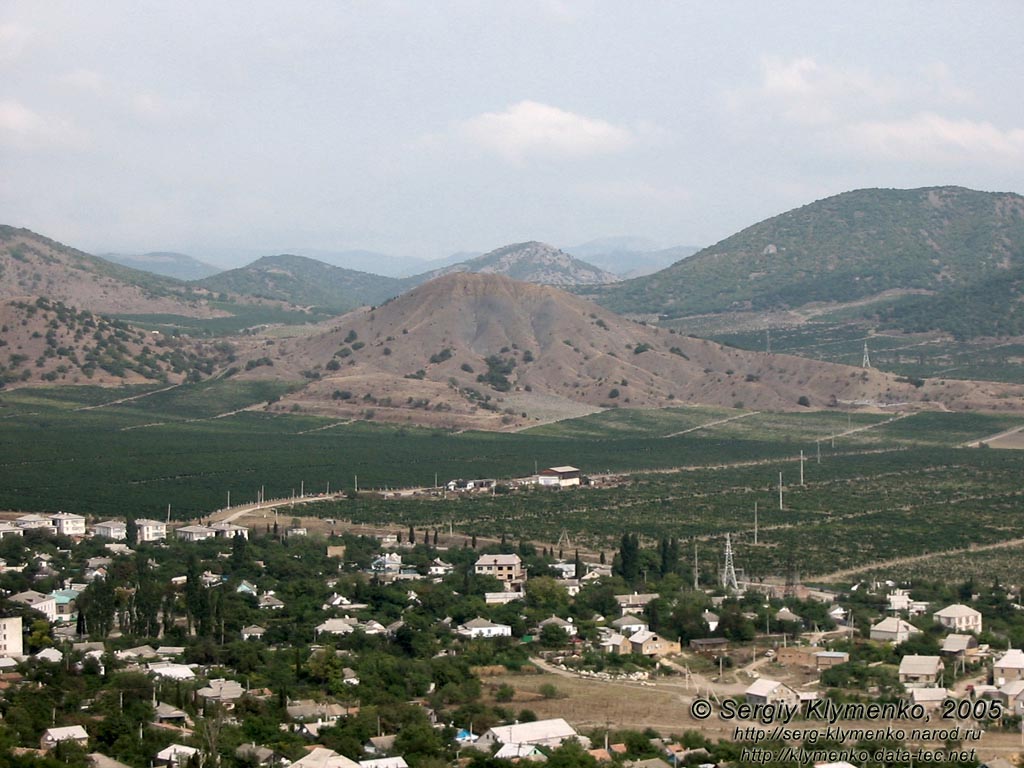 Крым. По дороге от Алушты на Судак. Вид на село Веселое.