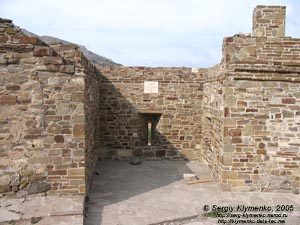 Судак, генуэзская крепость XIV-XV вв. Остатки безымянной башни, вид изнутри крепости.