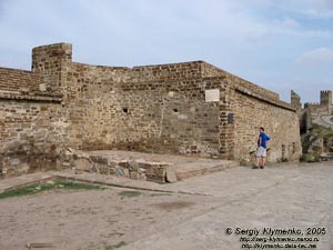 Судак, генуэзская крепость XIV-XV вв. Полукруглая башня, вид изнутри крепости.