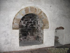 Судак, генуэзская крепость XIV-XV вв. Внутри донжона Консульского замка. Камин третьего, жилого, яруса.