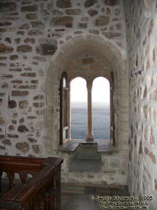 Судак, генуэзская крепость XIV-XV вв. Внутри донжона Консульского замка. Вид на море из окна третьего яруса.