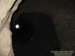 Крым. Чуфут-Кале, на дне древнего подземного гидротехнического сооружения «Тик-Кую»; вид вверх.