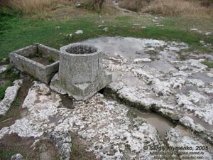 Крым. Чуфут-Кале, водосборный «колодец».