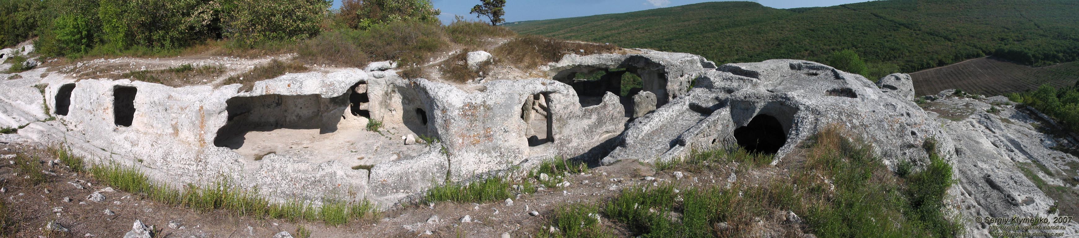 Крым. Эски-Кермен. Центральная улица в районе главных ворот (панорама ~120°).