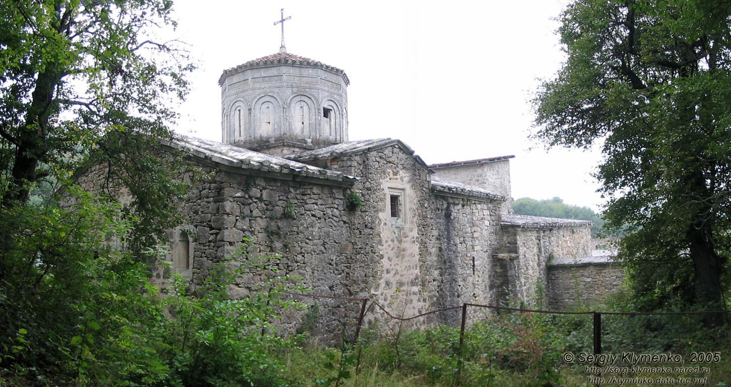 Крым. Фото. Монастырь Сурб-Хач, памятник архитектуры XIV-XVI вв. Храм Сурб Ншан («Святое Знамение»).