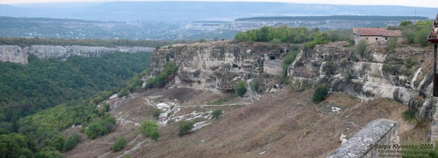 Крым. Чуфут-Кале, пейзаж Чуфут-Кале, Бахчисарая и Крымских гор от усадьбы А. С. Фирковича.