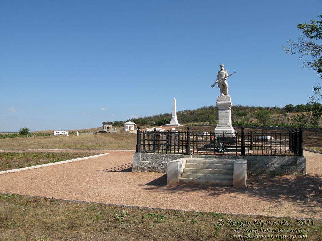 Крым. Фото. Мемориал, посвященный Альминскому сражению времен Крымской (Восточной) войны 1853-1856 годов. Памятник воинам Владимирского полка.