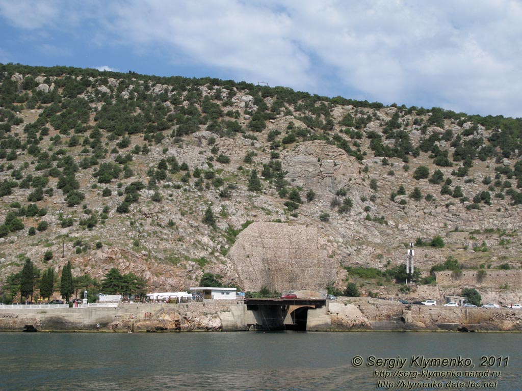 Крым. Фото. Балаклава, южный выход в море из подземного водного канала Балаклавской базы.