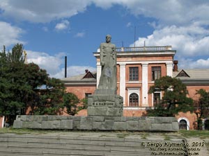 Крым, Феодосия. Фото. Памятник И. А. Назукину.