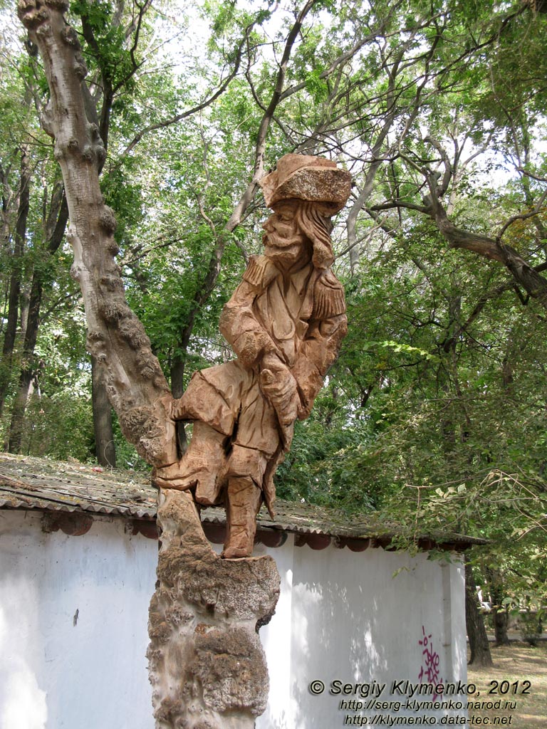 Крым, Феодосия. Фото. По улицам города. Одна из многочисленных деревянных скульптур.