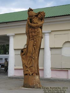 Крым, Феодосия. Фото. Деревянная скульптура на привокзальной площади перед железнодорожным вокзалом.