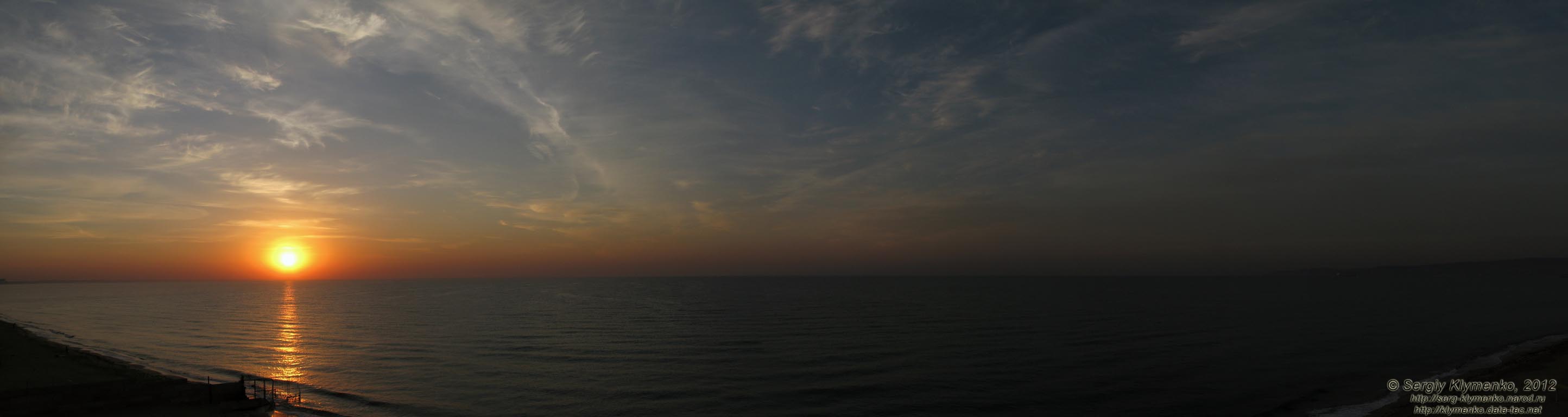 Крым, Феодосия. Фото. Восход солнца над Феодосийским заливом. Панорама ~150°.