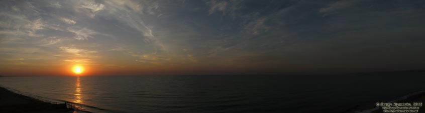 Крым, Феодосия. Фото. Восход солнца над Феодосийским заливом. Панорама ~150°.
