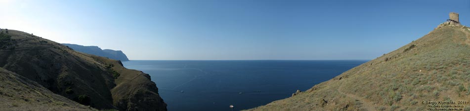 Крым. Фото. Балаклава, вид сверху на морское побережье и руины крепости Чембало. Панорама ~150°.