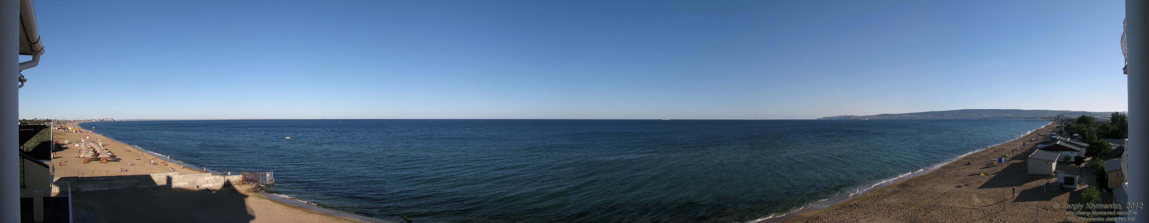 Крым, Феодосийский залив. Фото. Вид на море из корпуса №2 ТОК «Золотой пляж». Панорама ~180°.