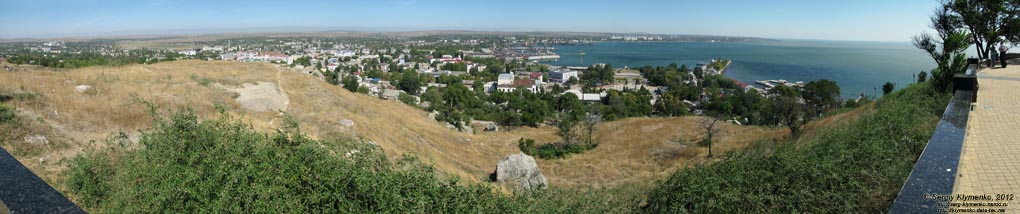 Крым, Керчь. Фото. Вид на город Керчь и Керченский залив с горы Митридат. Панорама ~180°.