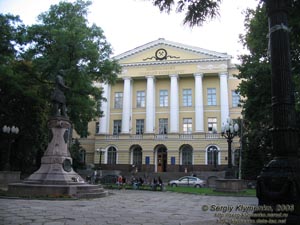 Днепропетровск, памятник М. В. Ломоносову и главный корпус Национального Горного Университета.