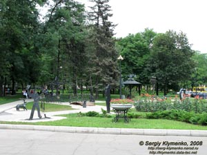 Донецк. Царство кованного металла и цветов возле горисполкома