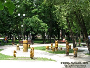 Донецк. Сказочная полянка в сквере за горисполкомом (фигурки вырезаны из дерева)