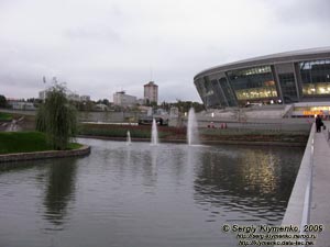 Донецк. Фото. Водоём с фонтанами возле стадиона «Донбасс Арена».