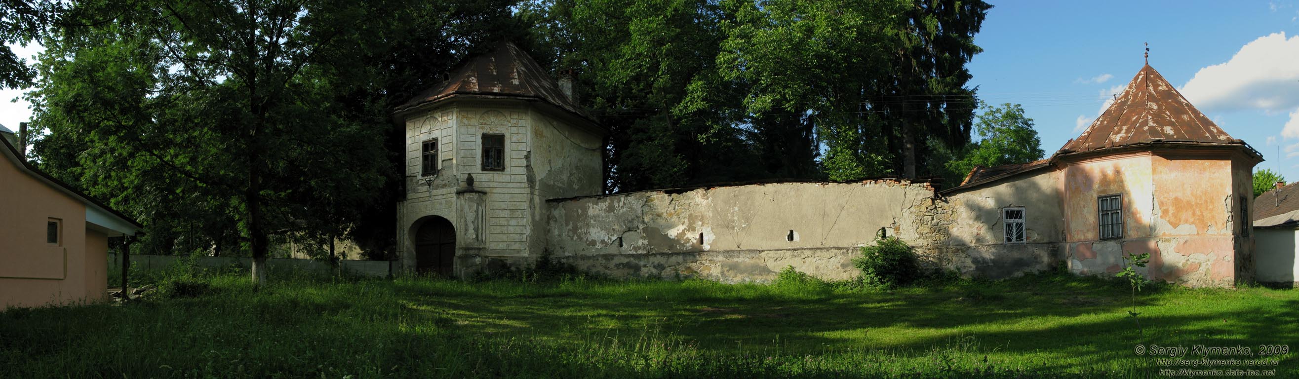 Закарпатская область. Село Долгое (Иршавский район). Фото. Замок-дворец Телеки, внешняя оборонная стена.