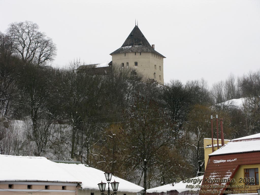Галич. Фото. На горе - восстановленная башя Галицкого замка.