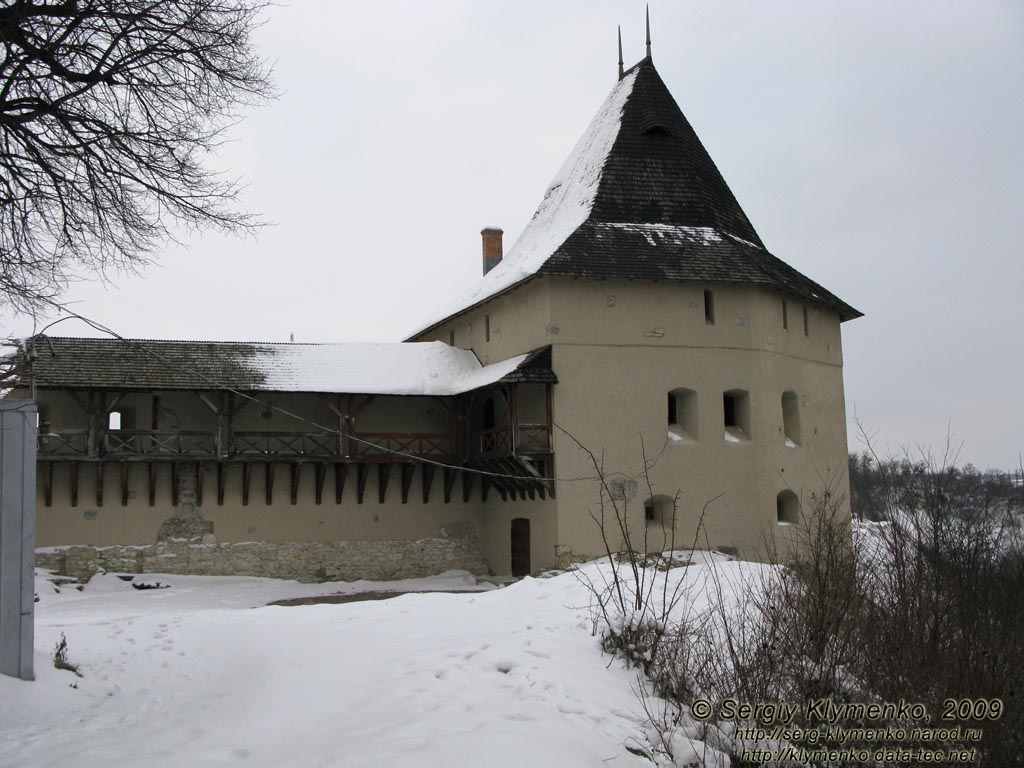Галич. Фото. Восстановленные стены и башня Галицкого замка (вид изнутри замка).
