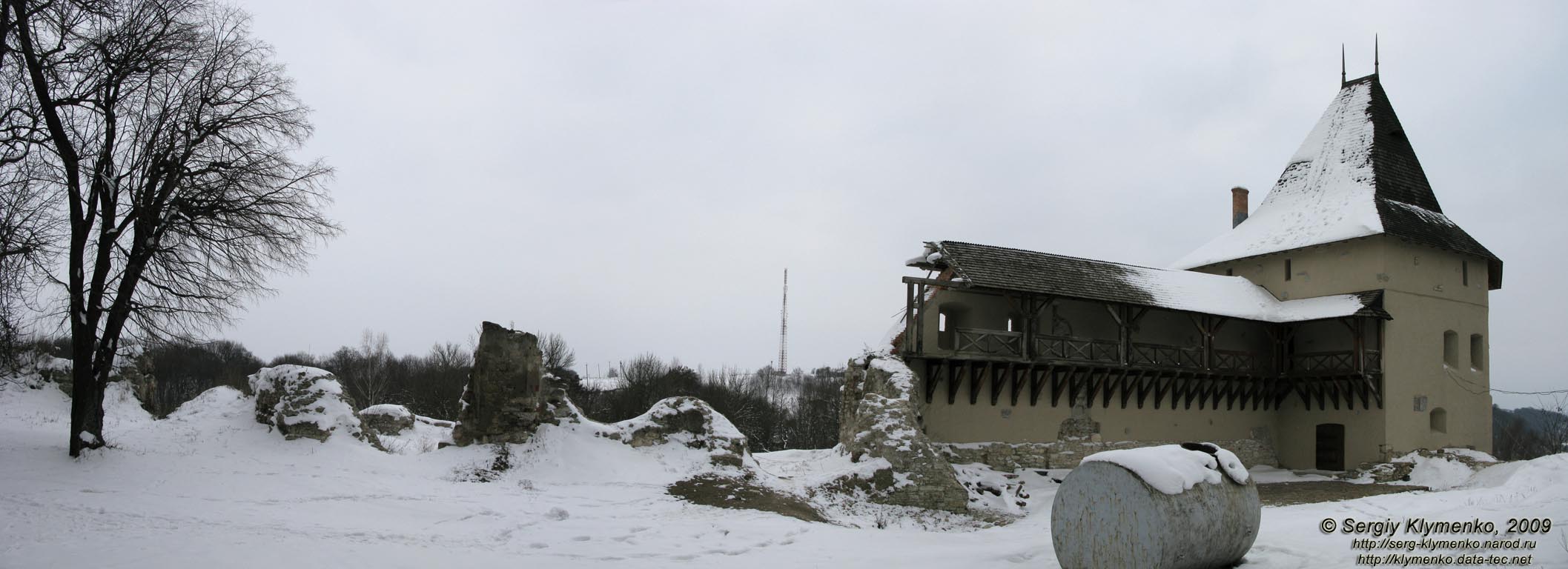 Галич. Фото. Восстановленная башя Галицкого замка вблизи (вид изнутри замка).