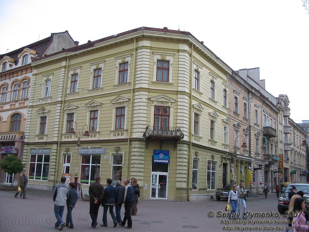 Ивано-Франковск. Фото. По улицам старого города. Здание на углу улиц Шашкевича и Сечевых Стрельцов (ул. Шашкевича, 1).