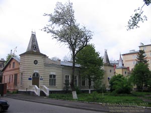 Ивано-Франковск. Фото. По улицам старого города. Два одноэтажных особняка 1900-х годов по адресу ул. Грюнвальдская №8 и №6.